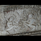 Flachrelief unterhalb einer Decke